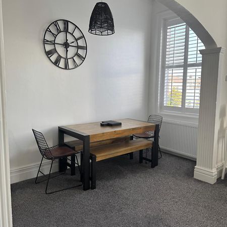 Spacious Victorian Birkdale Apartment With Garden 사우스포트 외부 사진