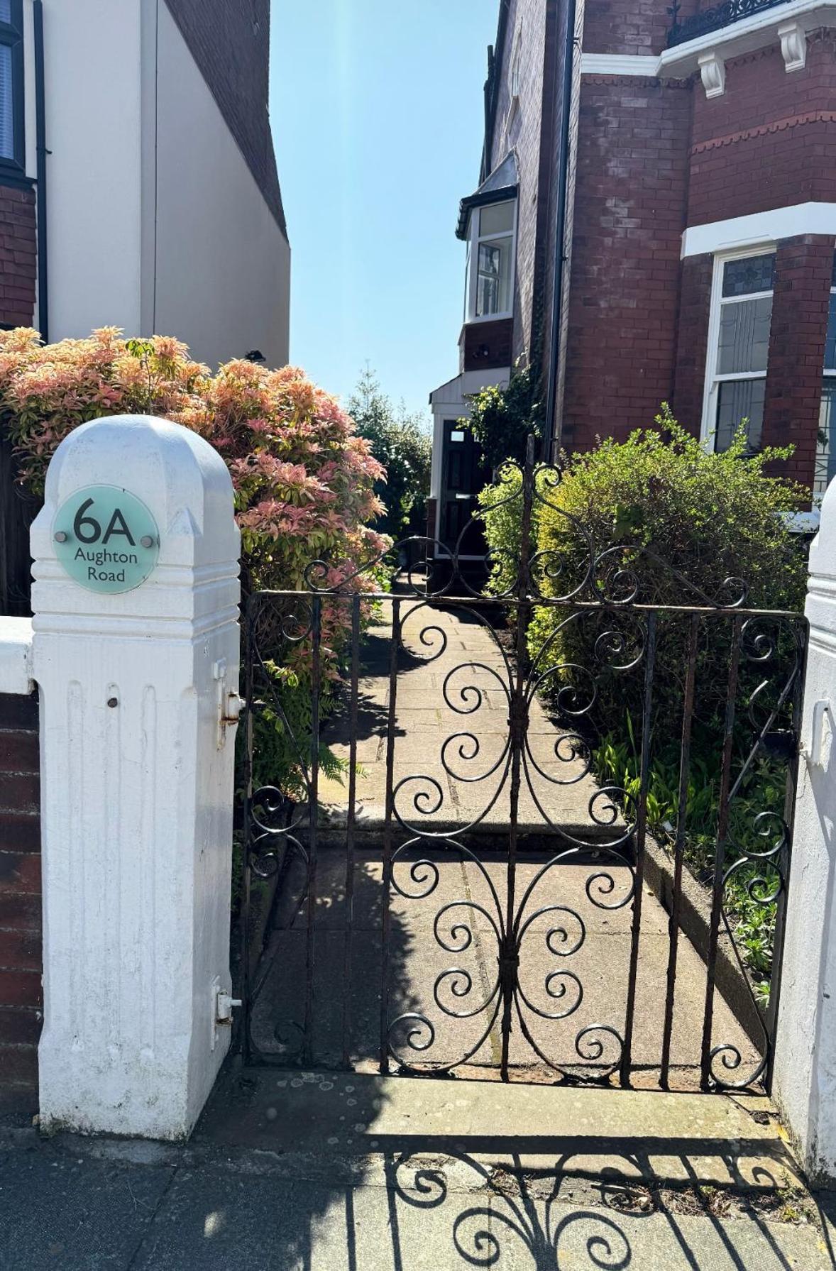 Spacious Victorian Birkdale Apartment With Garden 사우스포트 외부 사진